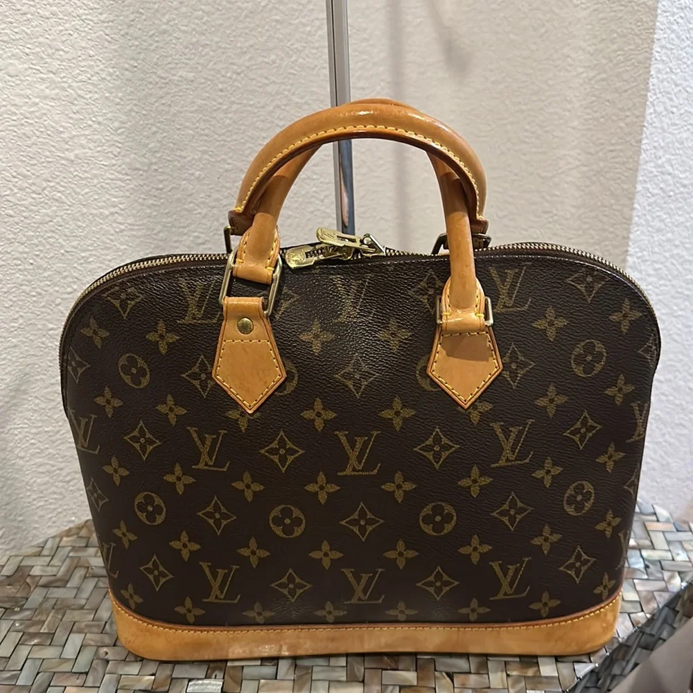 BA1013 Authentic Louis Vuitton Alma handbag - Picture 2 of 12
